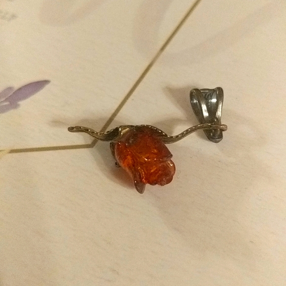 Amber Stone Rose Pendant - Picture 5 of 6